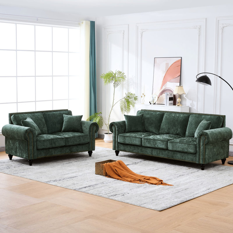 63 po 2 avec accoudoirs roulés, revêtement en chenille pour appartement, rembourrage en mousse haute, toucher velours doux, structure en bois massif, courbée, garniture cloutée, siège mi-moelleux, ajoute un style intemporel à un canapé moderne