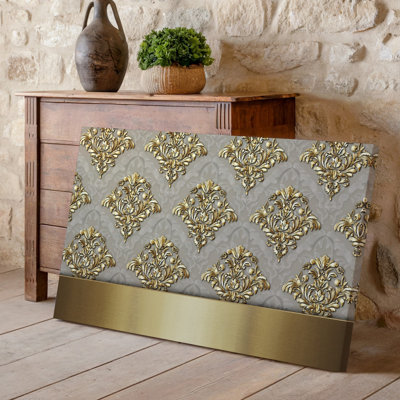 La toile crée un design de papier peint élégant avec un motif damassé complexe en or chatoyant contre un taupe doux