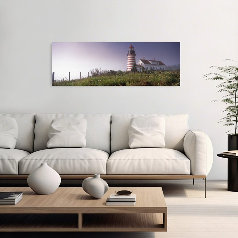 Vue en contre-plongée d'un phare, phare de West Quoddy Head, Lubec, Washington County, Maine, États-Unis, H 48 po x l 16 po