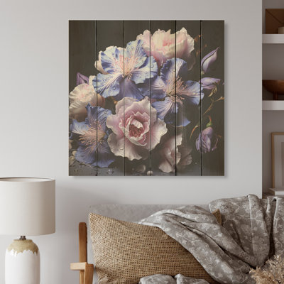 Détail détaillé des fleurs d'iris mauve foncé - iris, art mural sur bois de pin naturel