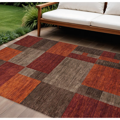 Tapis intérieur/extérieur lavable, 2,44 m x 3,05 m, couleur chocolat, taupe et orange, à motifs géométriques.