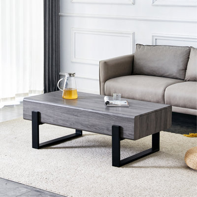Une table basse fabriquée en panneau de fibres à densité moyenne. Équipé de tiroirs en bois massif. Peut ranger des choses et économiser de l'espace. Jumelé avec des pieds de table en métal. Convient au salon.