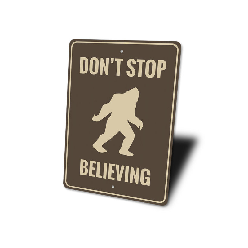 Panneau «Dont Stop Believing Bigfoot» en aluminium, H 14 po x l 10 po x P 0,04 po
