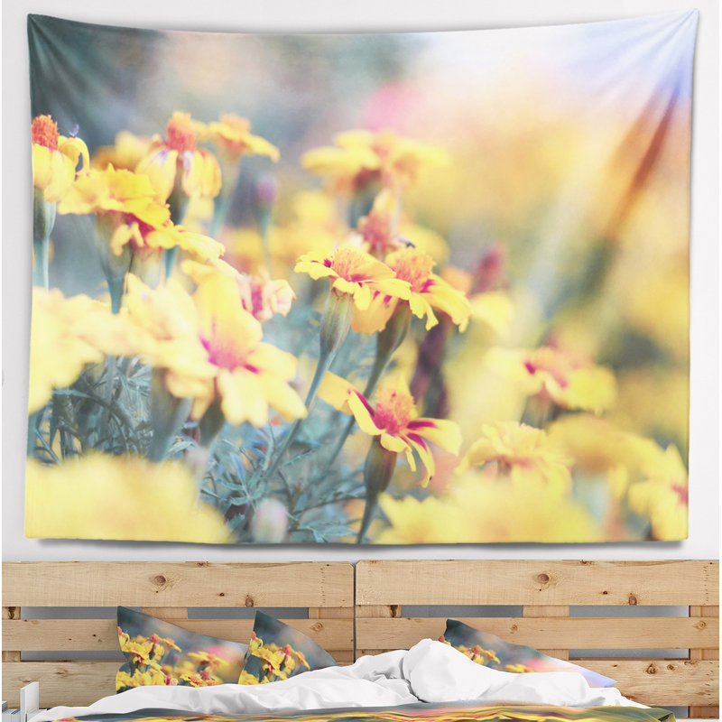 Tapisserie florale jaune et jaune souci, H 50 po x l 60 po