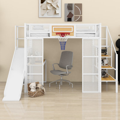 Lit mezzanine en métal avec bureau intégré, garde-robe ouverte, panier de basketball, glissade et escalier