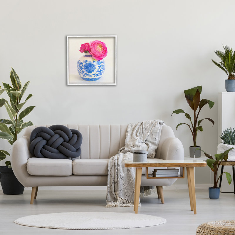 Fleurs roses et vases ornés, estampe numérique par GraffiTee Studios, H 24 po x l 24 po, Giclée encadrée blanc bord de mer