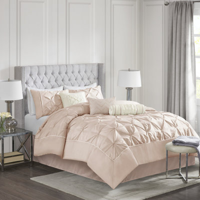 Ensemble de couette 7 pièces Blush King - Comprend une couette, 2 taies d'oreiller, 3 coussins décoratifs et 1 cache-sommier. Lavable à la machine. Design délicat.