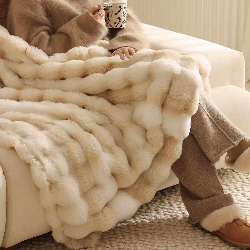 Jeté texturé en fausse fourrure beige, Beige