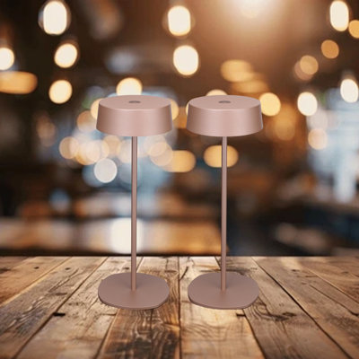 Ensemble de lampes de table DEL brun rechargeables sans fil à usage commercial avec commande tactile, étanches et à intensité variable.