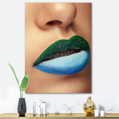 Gros plan sur les lèvres avec maquillage et supports tendance - Photographie sur toile