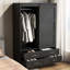 Armoire haute pour chambre avec porte de grange, tringle, tiroirs et tablettes ouvertes pour un rangement efficace des vêtements