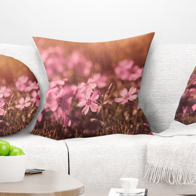 Fleurs violettes de style rétro - coussin à imprimé floral