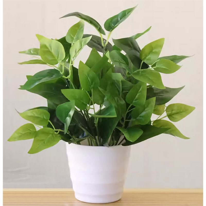 Plante verte simulée en pot