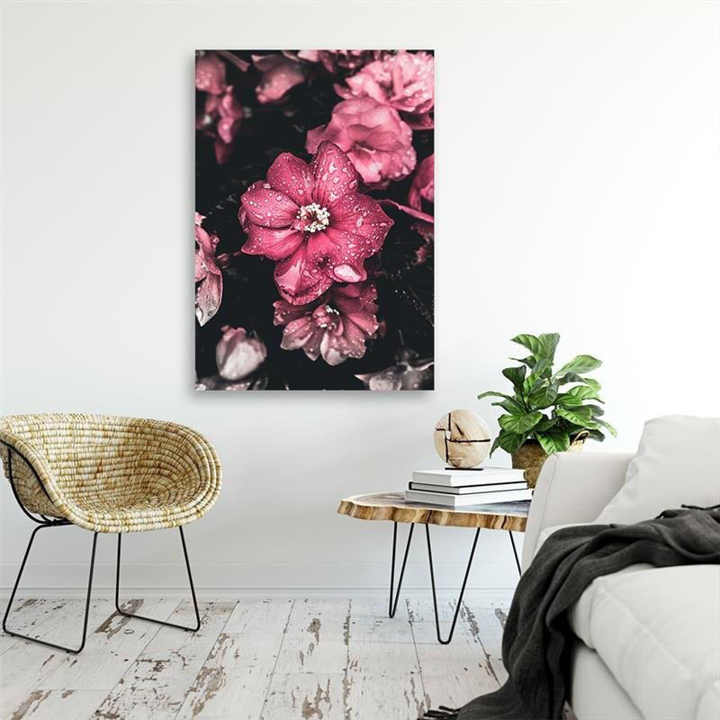 Leinwandbild Rosa Blumen auf dunklem Hintergrund