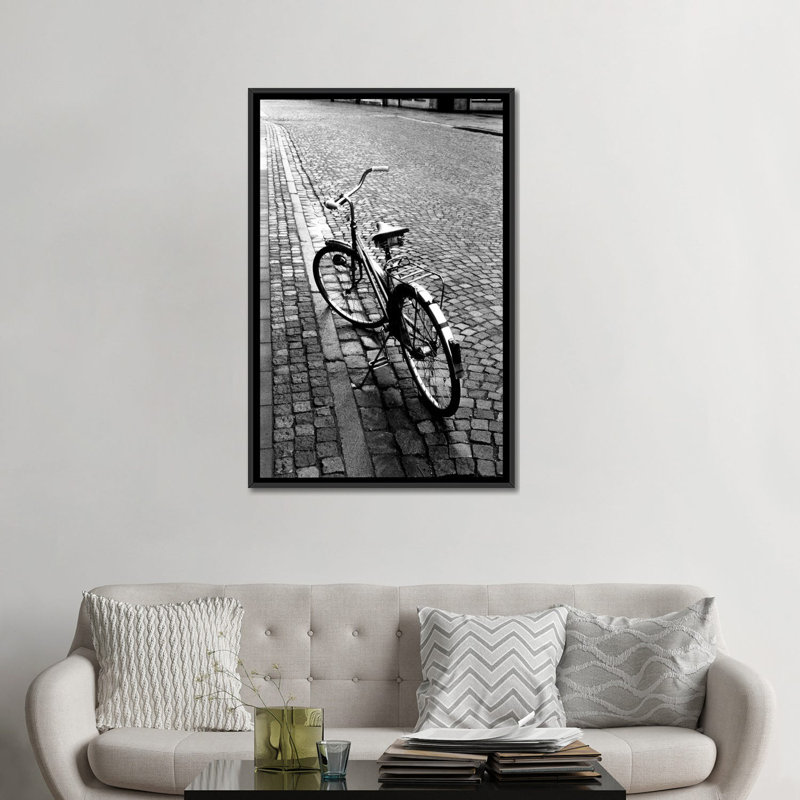 Vélo rétro sur une rue en pierre par Walter Bibikow - reproduction sur toile tendue sur châssis, H 26 po x l 18 po x P 1,5 po