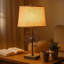 Lampe de table en métal avec détails floraux et base en bloc, beige et gris