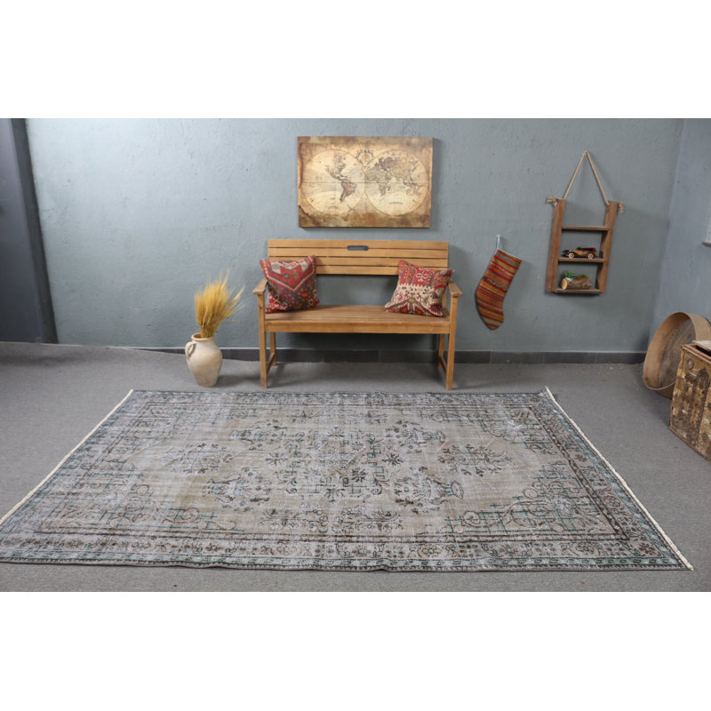 Un élégant motif délavé sur un design oriental traditionnel donne vie à un tapis turc rétro