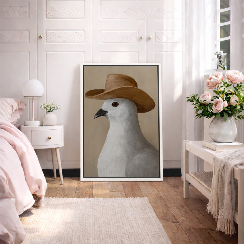 Oiseau fantaisiste portant un chapeau de cowboy sur fond neutre - reproduction d'art sur toile encadrée, H 24 po x l 16 po