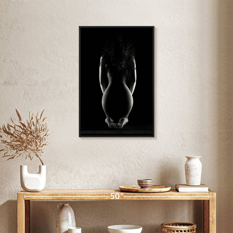 Silhouette de femme nue BW III, Cadre flottant noir, 21 po x 31 po