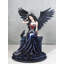 Figurine gothique sombre avec couronne corbeau et corbeau foncé