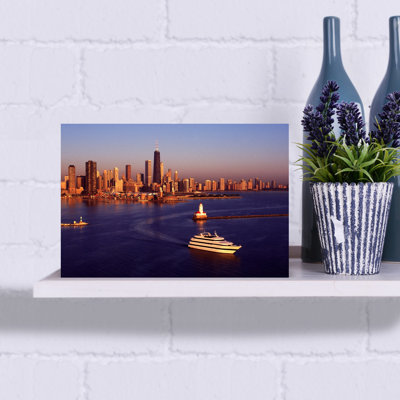 Yacht et phare dans un lac, lac Michigan, Chicago, comté de Cook, Illinois, États-Unis, architecture contemporaine, art mural
