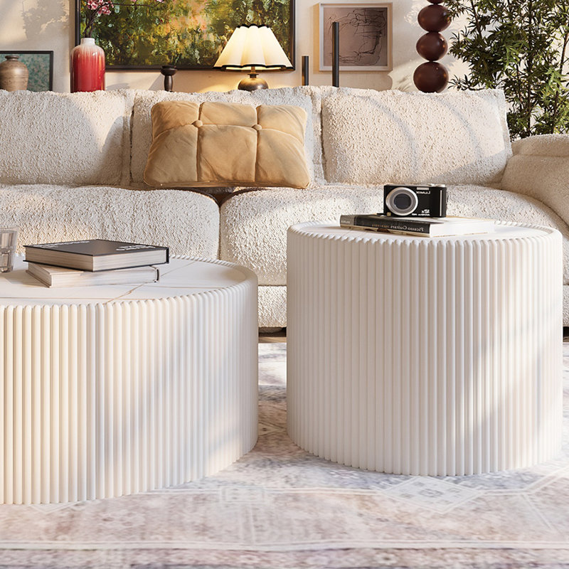 Table basse en cuir fritté clair en forme de cylindre avec des motifs uniques, parfait pour les salons modernes