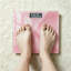 Pèse-personne numérique rose pour salle de bain, avec motif incurvé sur la taille, capacité de 180 kg (396 lb), pour la maison.
