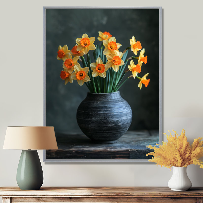 Monochromes jaunes et oranges en pot gris I - jonquilles, H 30 po x l 40 po, Encadrement argenté