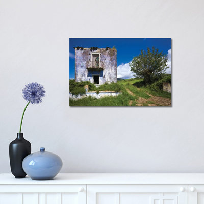 Au Portugal, aux Açores, à l'île de San Miguel, à Santa Franco Do Campo. Ruins of Old Farmhouse par Walter Bibikow - photographie sur toile tendue