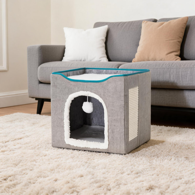 Grand lit pour chat pliable gris avec boule pelucheuse suspendue et poteau à griffer durable.
