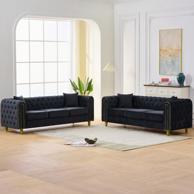 Canapé moderne 3 + 3 places avec capitonnage à boutons, accoudoirs roulés, pieds dorés et revêtement en velours de qualité supérieure pour plus de confort et d'élégance.