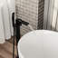 Robinet de baignoire autoportant avec robinet cascade et douchette à main, bec rotatif à 360 °, double réglage de la température, robinet noir mat à base en laiton, boyau d'arrosage de 59 po, contrôle pour une eau relaxante-120951942