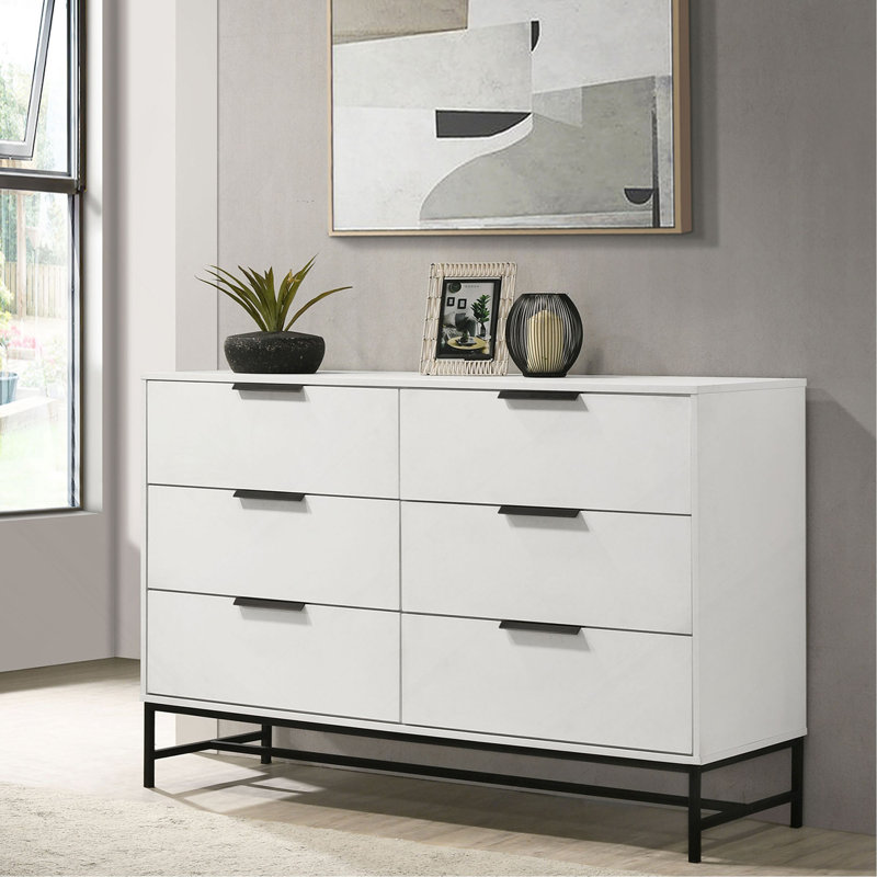 La commode à 6 tiroirs de large avec structure en métal noir allie le minimalisme moderne avec le rangement spacieux de la chambre à coucher