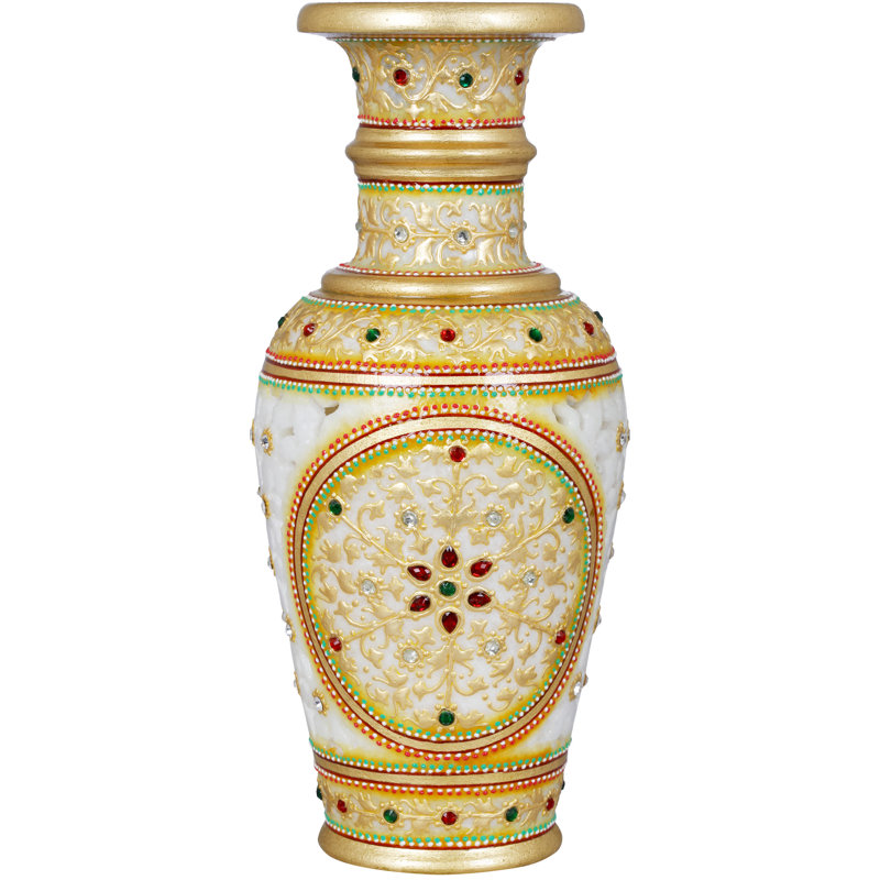 Vase en marbre blanc avec travail coupé