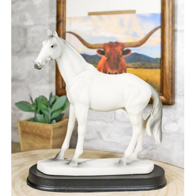 Figurine de cheval de race Camarillo