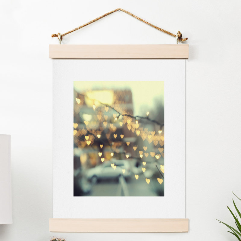 « holding on love », impression sur papier, H 24 po x l 18 po x P 0,13 po