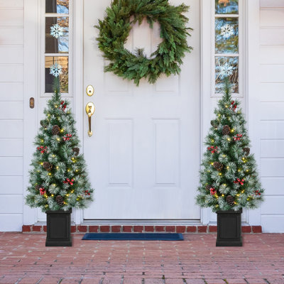 Arbre de Noël vert régulier avec lumières artificielles