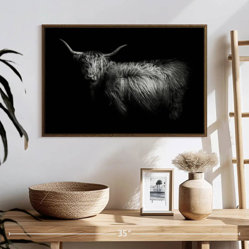Hello Highland Cow, 25 po x 17 po, Cadre flottant en noyer