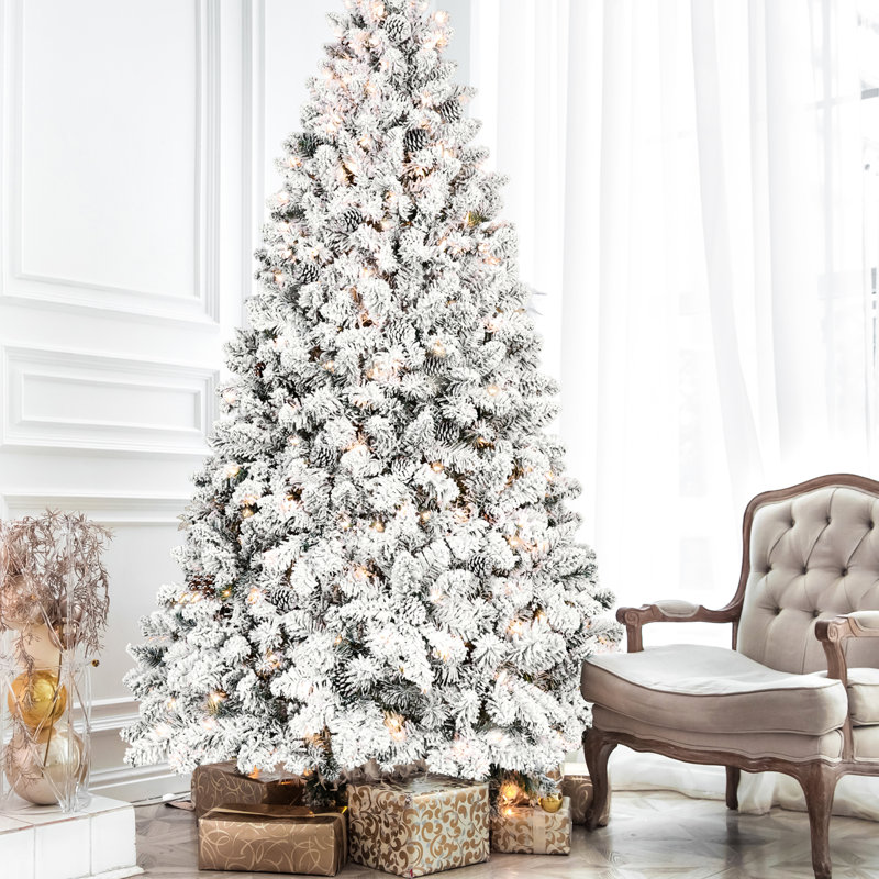 Arbre de Noël enneigé 9 pi avec 850 lumières UL, 63 pins naturels, 2240 pointes enneigées, structure à charnières pour une installation sans effort, base en métal robuste et aspect blanc, support à branches rapides