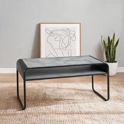 Table basse avec plateau d'aspect béton, gris ardoise et noir, structure rectangulaire compacte - Conception moderne peu encombrante