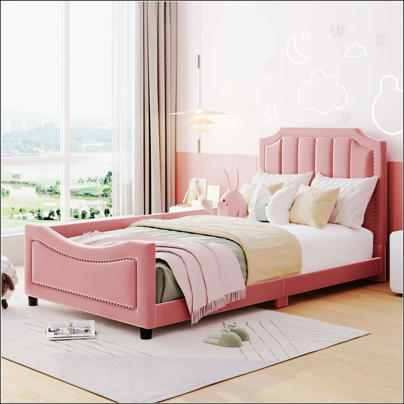 Élégant lit de jour simple avec tête de lit à rayures classique, offrant confort et élégance pour toute chambre à coucher.