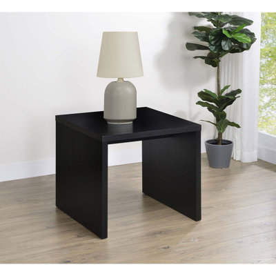 Table de bout carrée élégante avec un design minimaliste pour les espaces compacts
