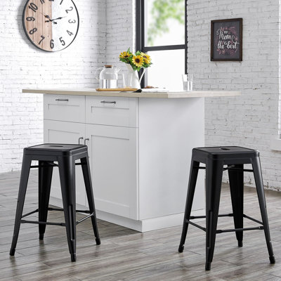 Tabourets de bar en métal noir mat sans dossier, hauteur de 24 pouces, de 2, conception rustique - idéal pour les restaurants, stabilité des patins en caoutchouc pour l'intérieur et l'extérieur, empilable sans assemblage, hauteur 2 po, contemporain