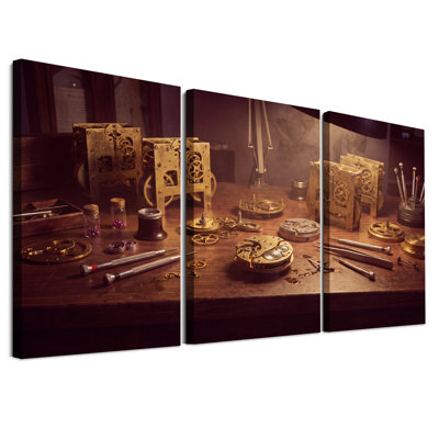 Ensemble de 3 horloges en laiton et outils d'horlogerie sur bois