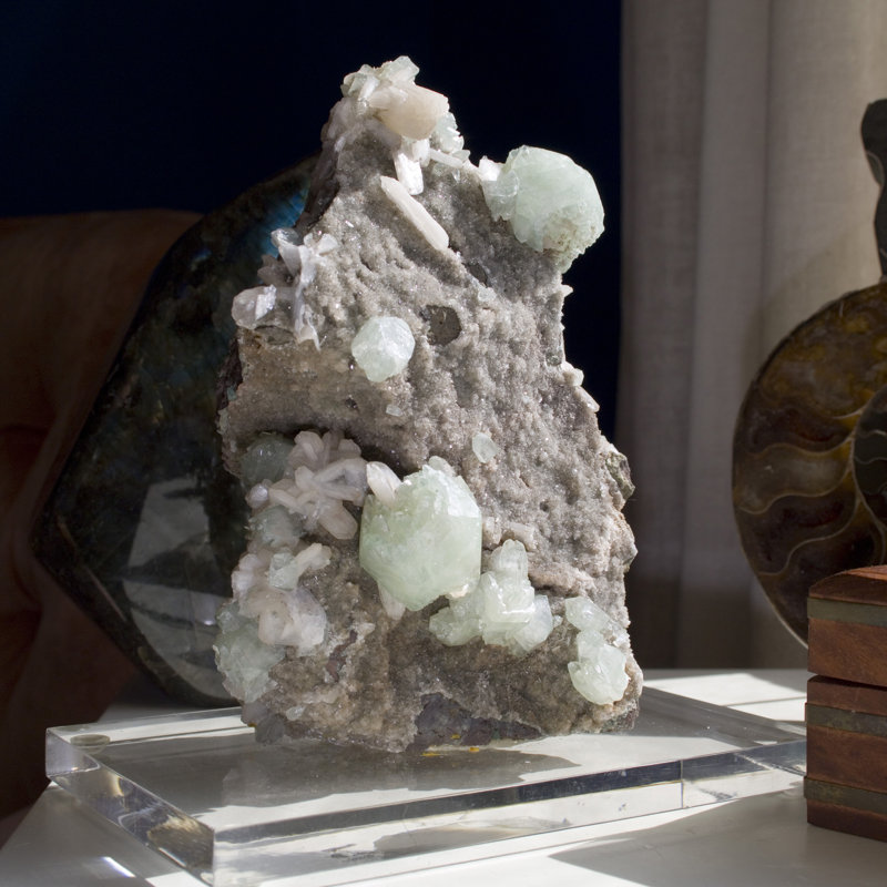 Vert apophyllite multiterminée avec stilbite