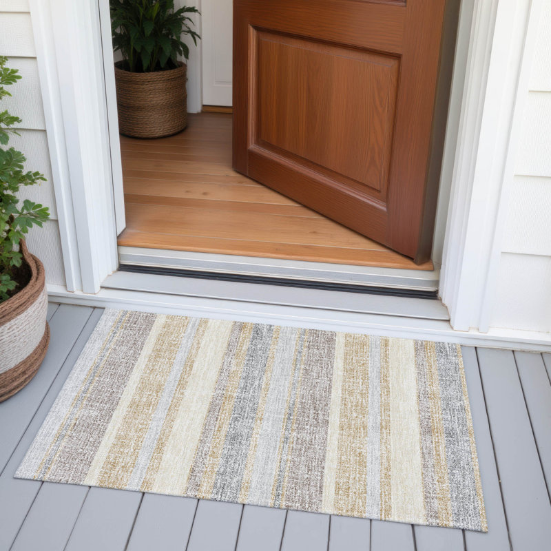 Tapis intérieur / extérieur doré lavable à la machine Xhevrie, Rectangle 1 pi 8 po x 2 pi 6 po