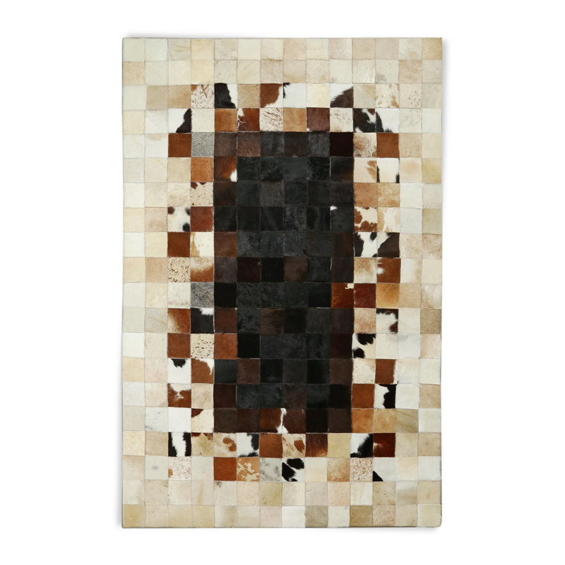 Tapis en peau de vache de ton naturel avec patchwork géométrique fabriqué à la main pour espaces rustiques et modernes - 7,83 x 10 pi