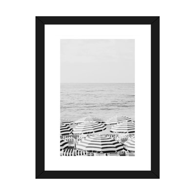 Riviera Umbrellas noir et blanc par Ruby and B - reproduction de photo