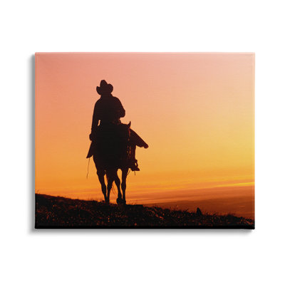 Femme chevauchant un cheval dans un paysage du sud-ouest au coucher du soleil par J.C. Leacock - photographie