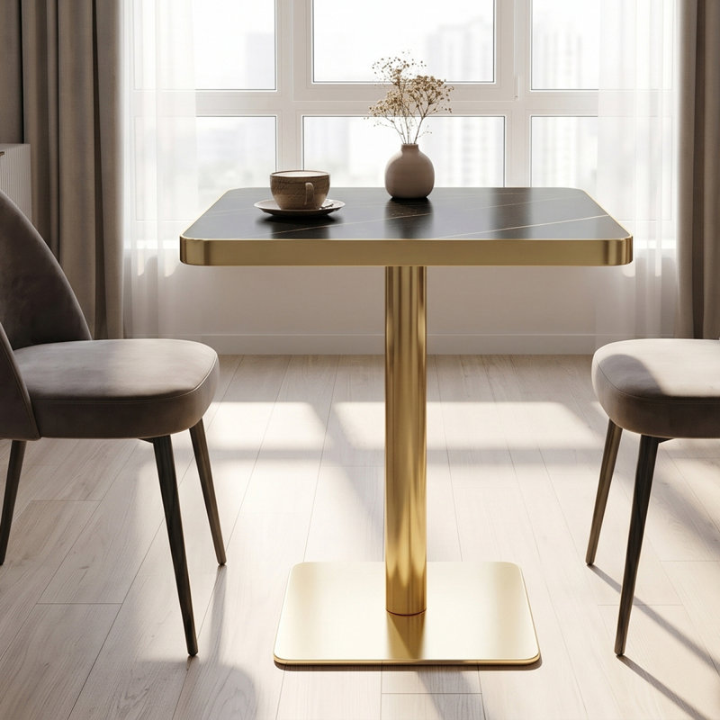 Table de bistrot carrée moderne de 61 cm (24 po) en faux marbre noir, idéale pour les petits espaces. Plateau avec revêtement UV, bordure en acier inoxydable doré et pied central. Facile à nettoyer.